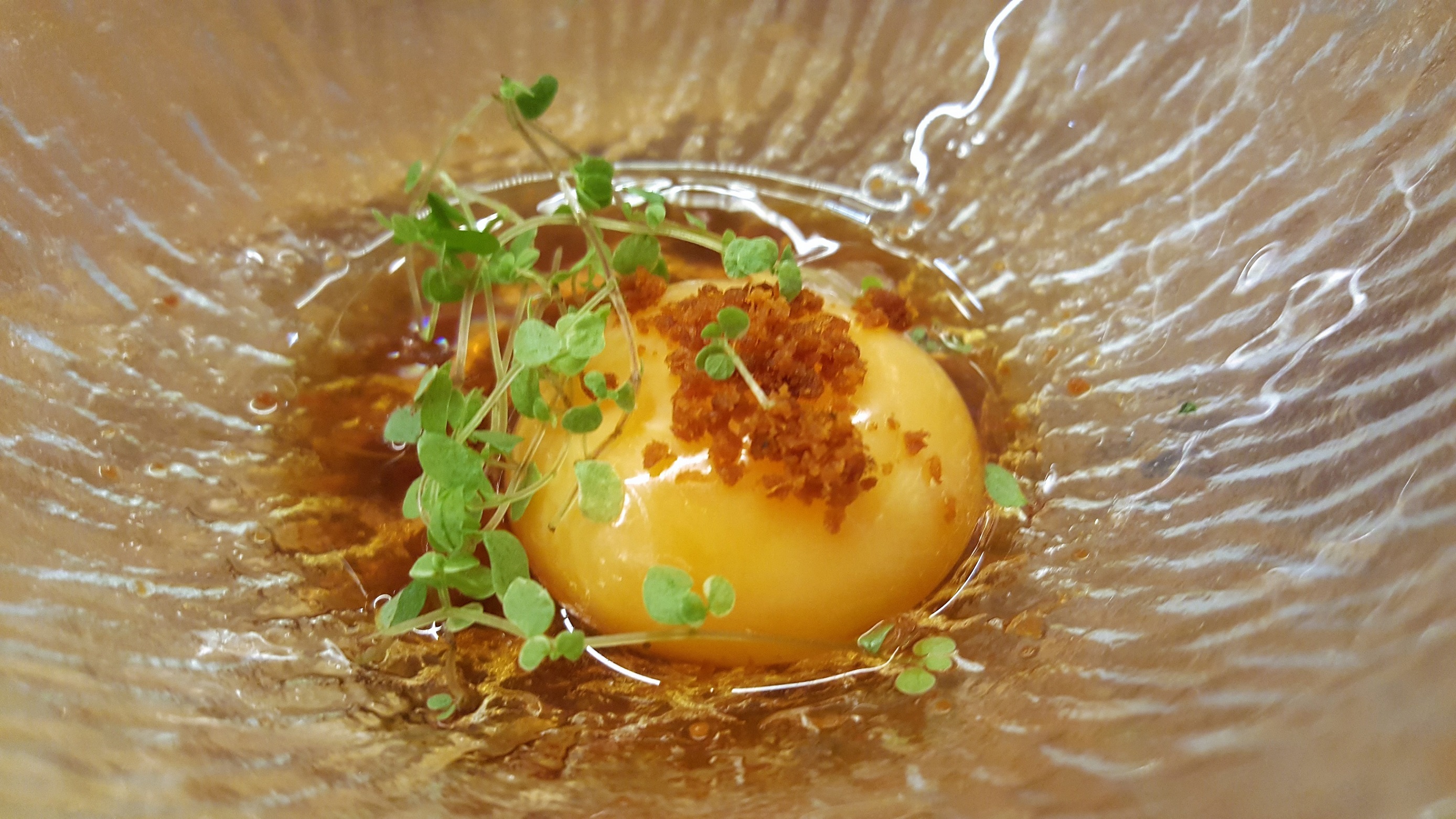 Huevo de pollita, salsa de callos y chorizo Ikigai