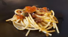 Pasta con tomates del Vesubio, aceitunas, anchoas y piñones La Piperna
