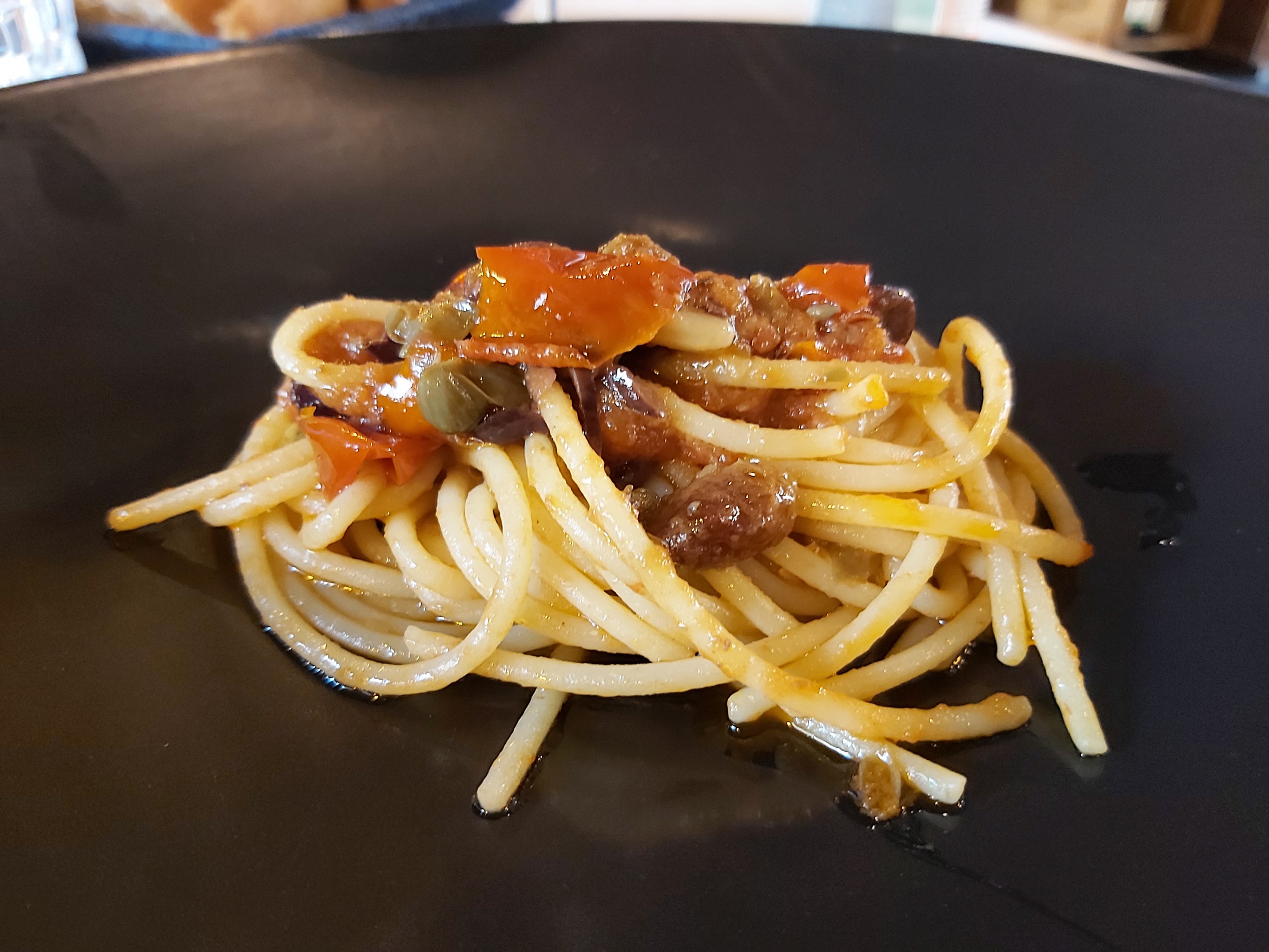 Pasta con tomates del Vesubio, aceitunas, anchoas y piñones La Piperna