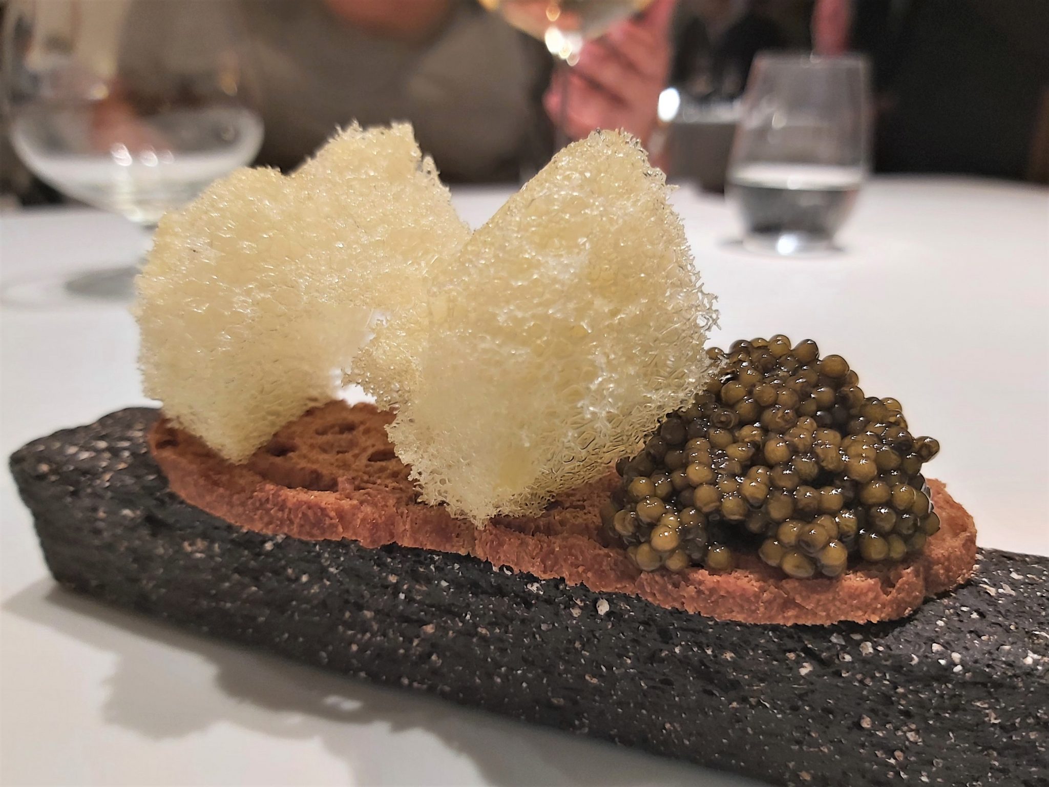 Burbujas sólidas de mantequilla con caviar Disfrutar