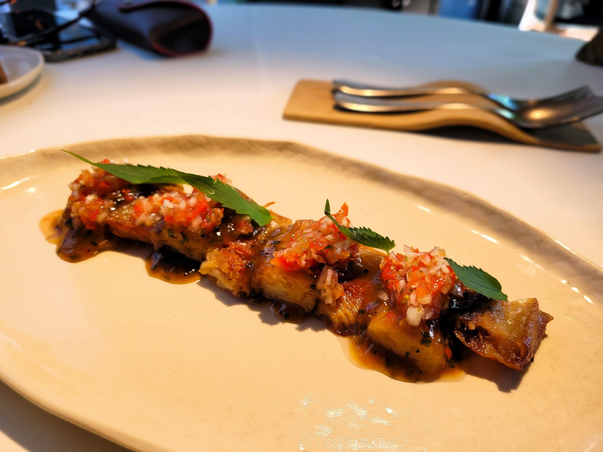Berenjena china y papada ibérica Caleña