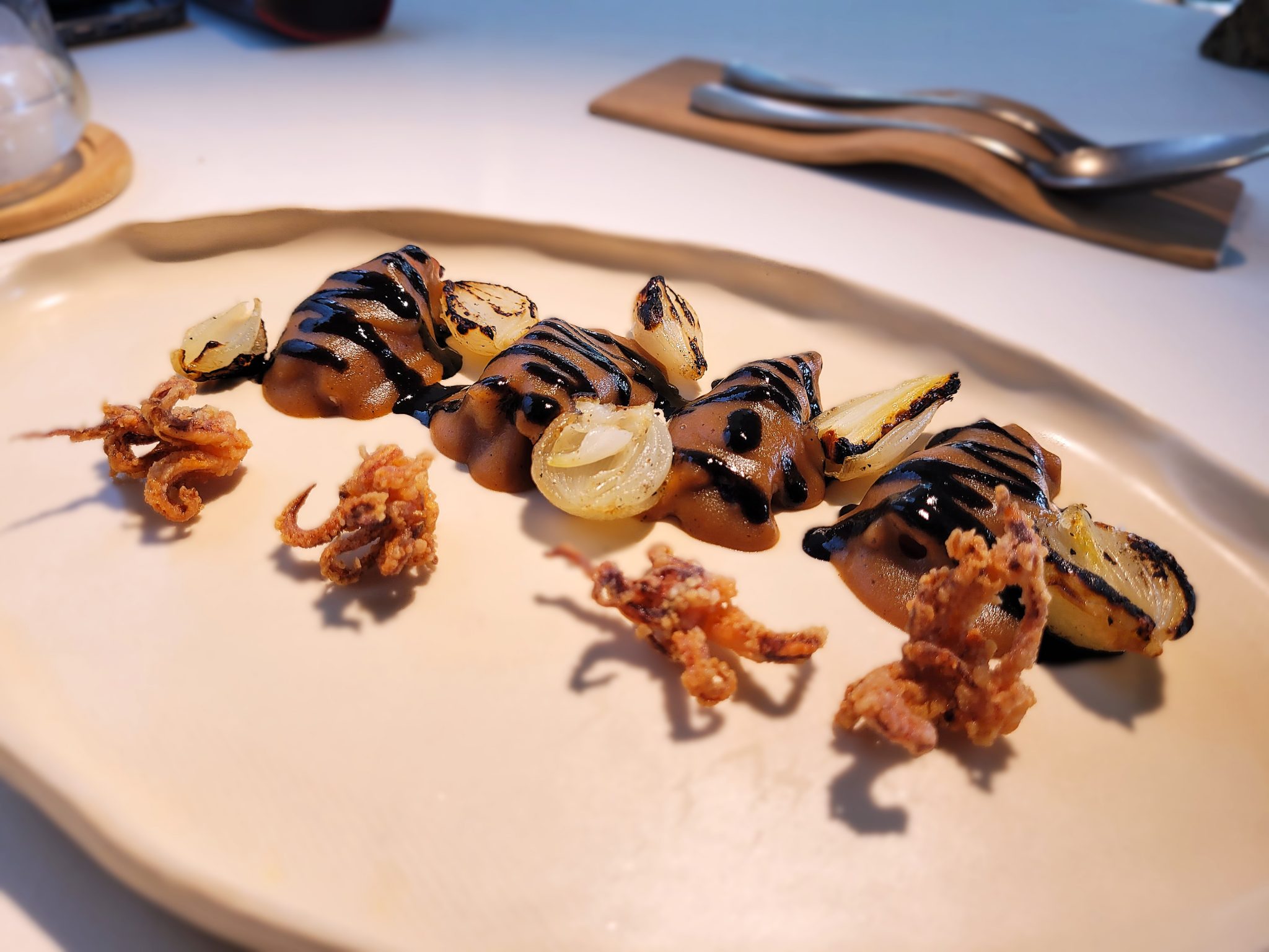 Chipirón con cebolla tierna y tinta Caleña 