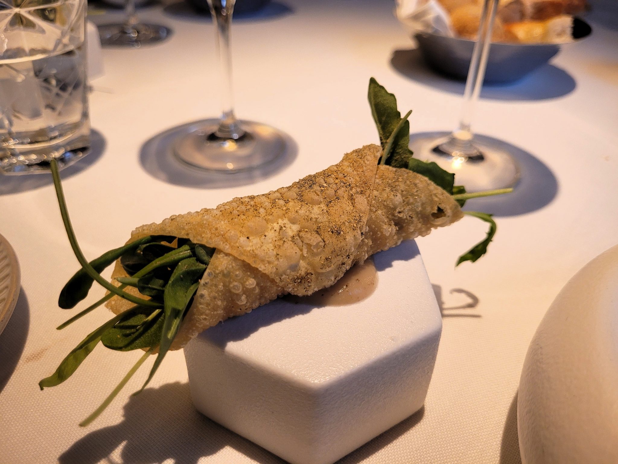 Cannolo de rúcula y cebolla en saor