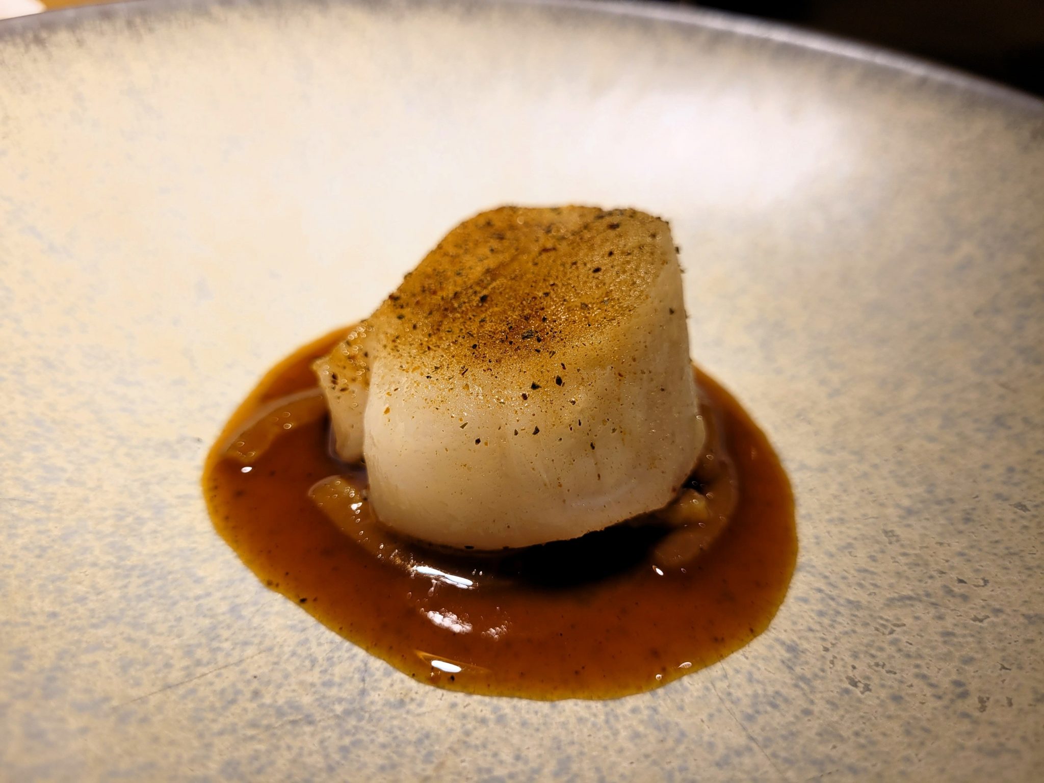 Vieira y piel de cerdo