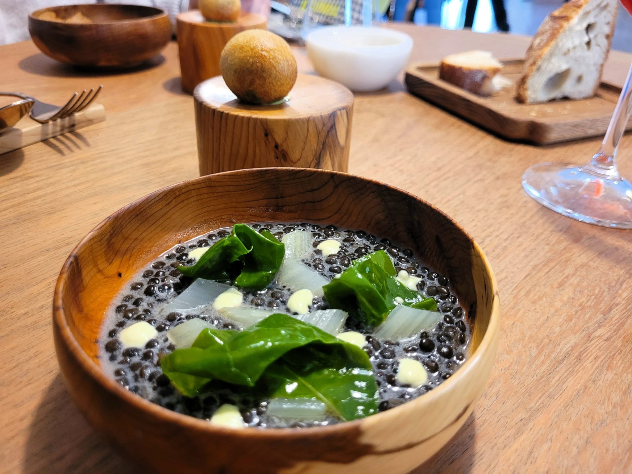 Lenteja caviar con coco y acelgas