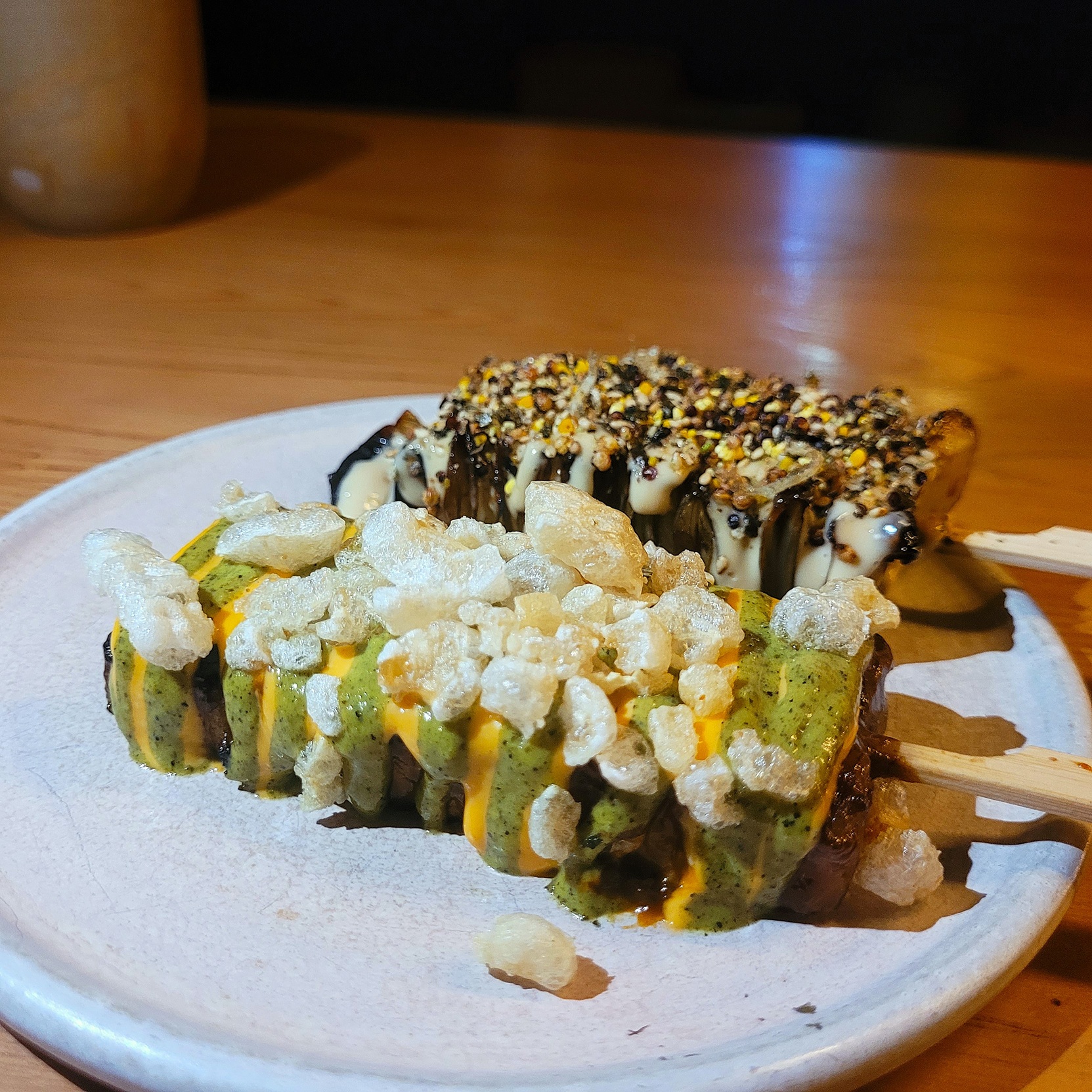 Anticucho de panceta y barbacoa de estragón Llama Inn