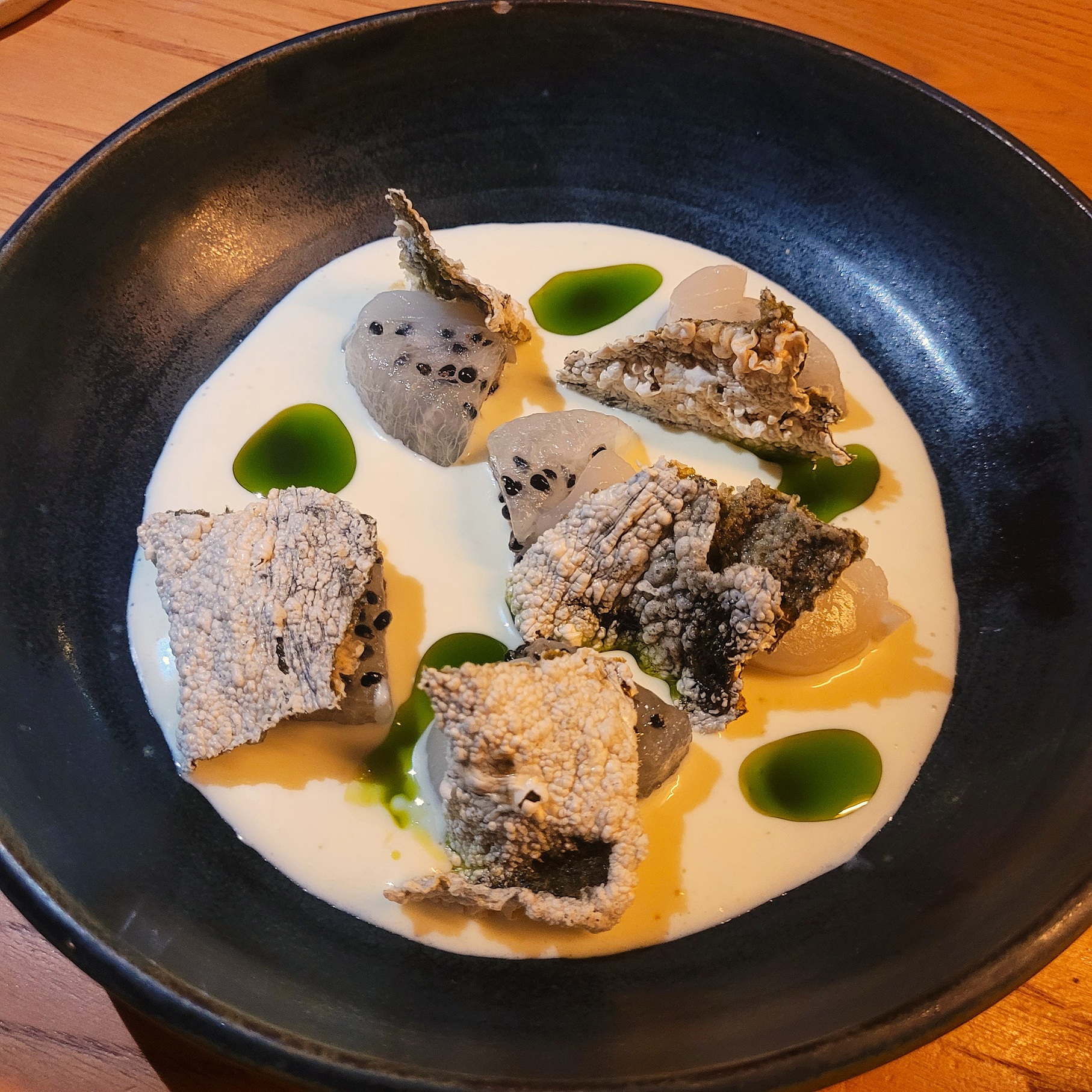 Ceviche de vieira, pitihaya, yuzukosho y nori crujiente Llama Inn