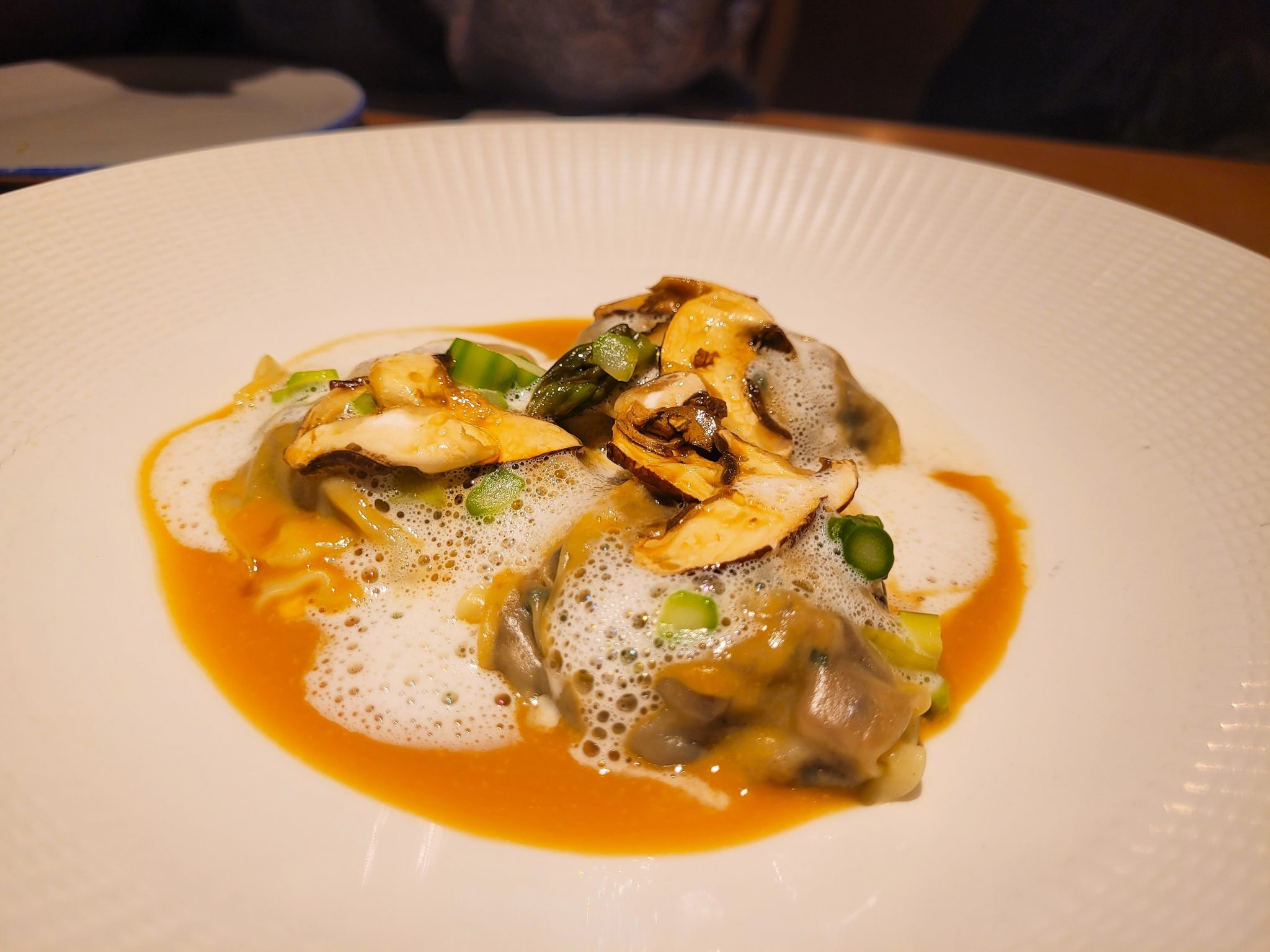 Raviolis de papada ibérica, setas y langostinos 