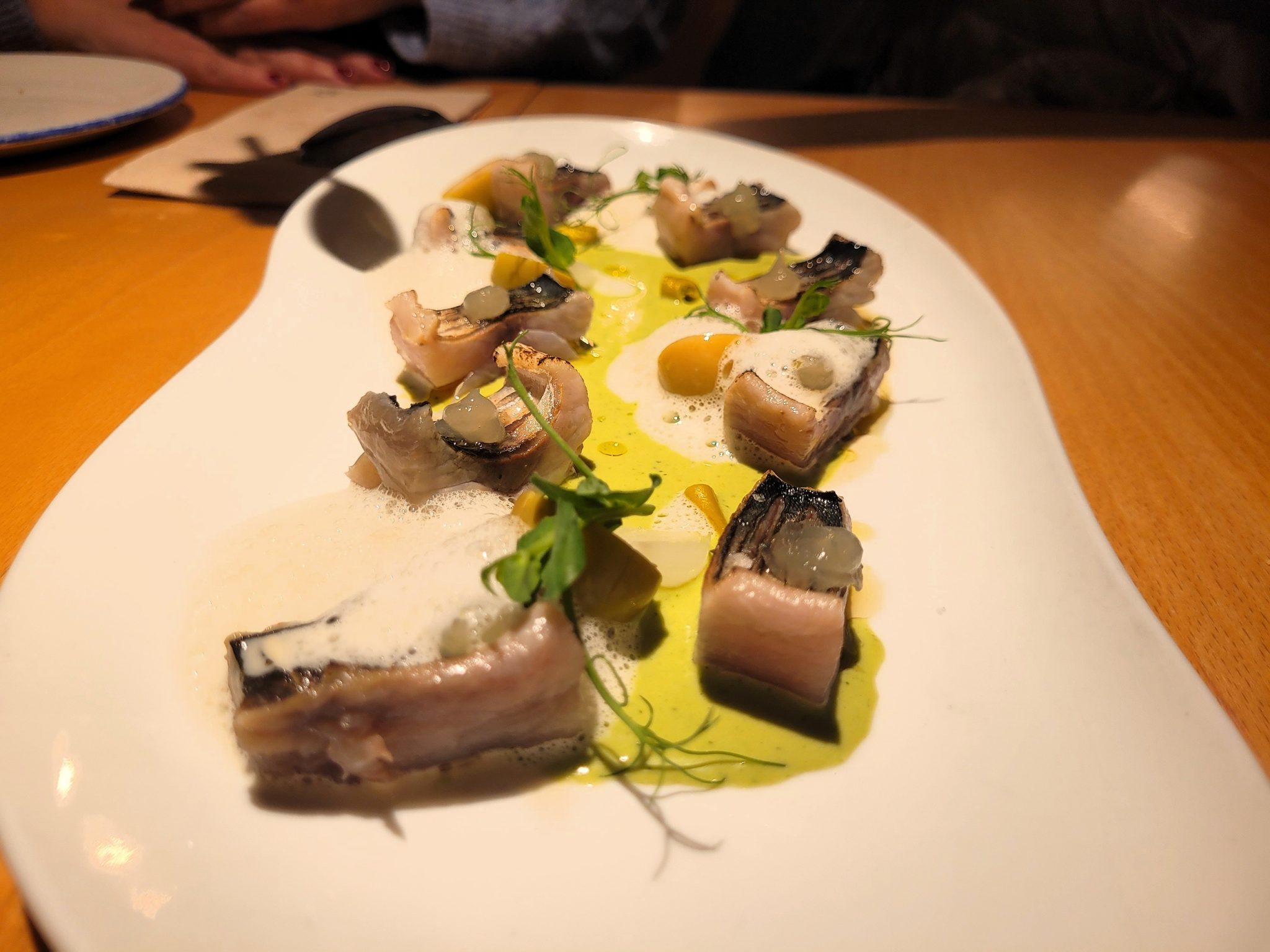Sarda curada y gazpacho de piparras. 
