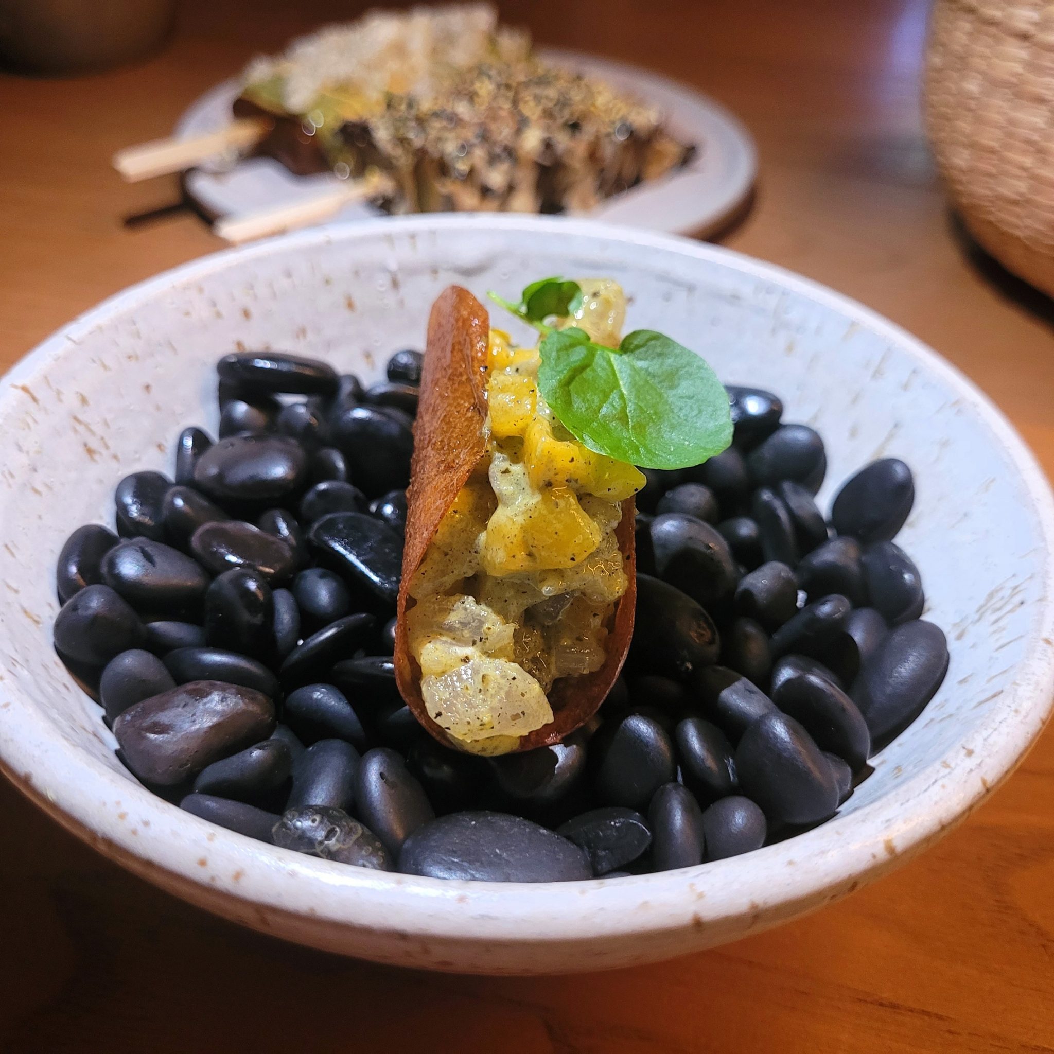 Taco de plátano, mero, mango y jalapeño Llama Inn