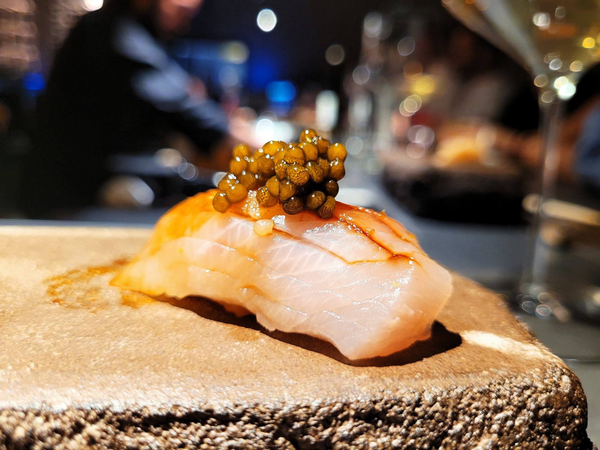 Nigiri de hamachi concaviar Bakko