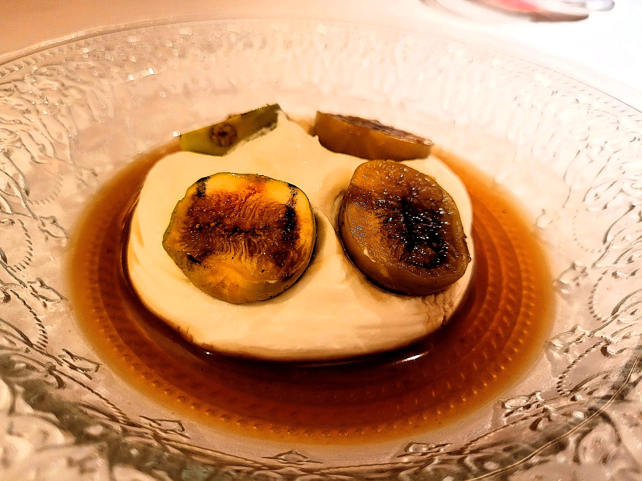 HIgos a la brasa, chantilly y amontillado