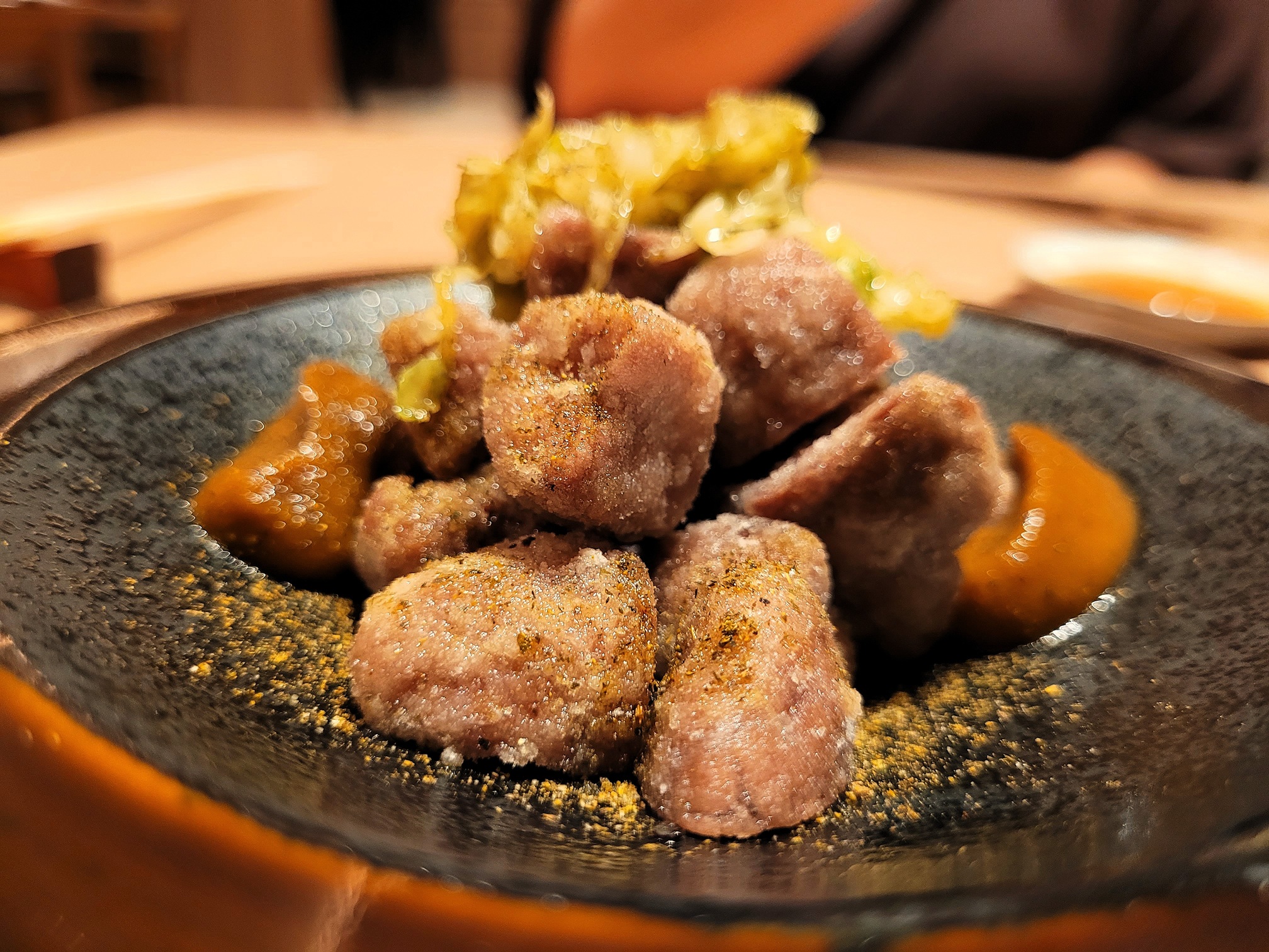Castañetas ibéricas, curry y verduras encurtidas Zuara Teburu