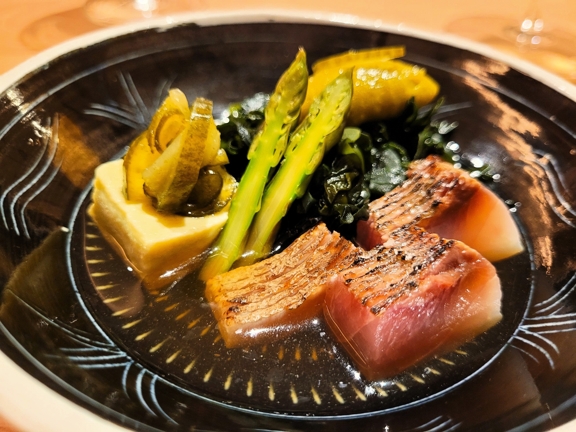 Ensalada de algas, sorbete de pepino y pescado azul Zuara Teburu