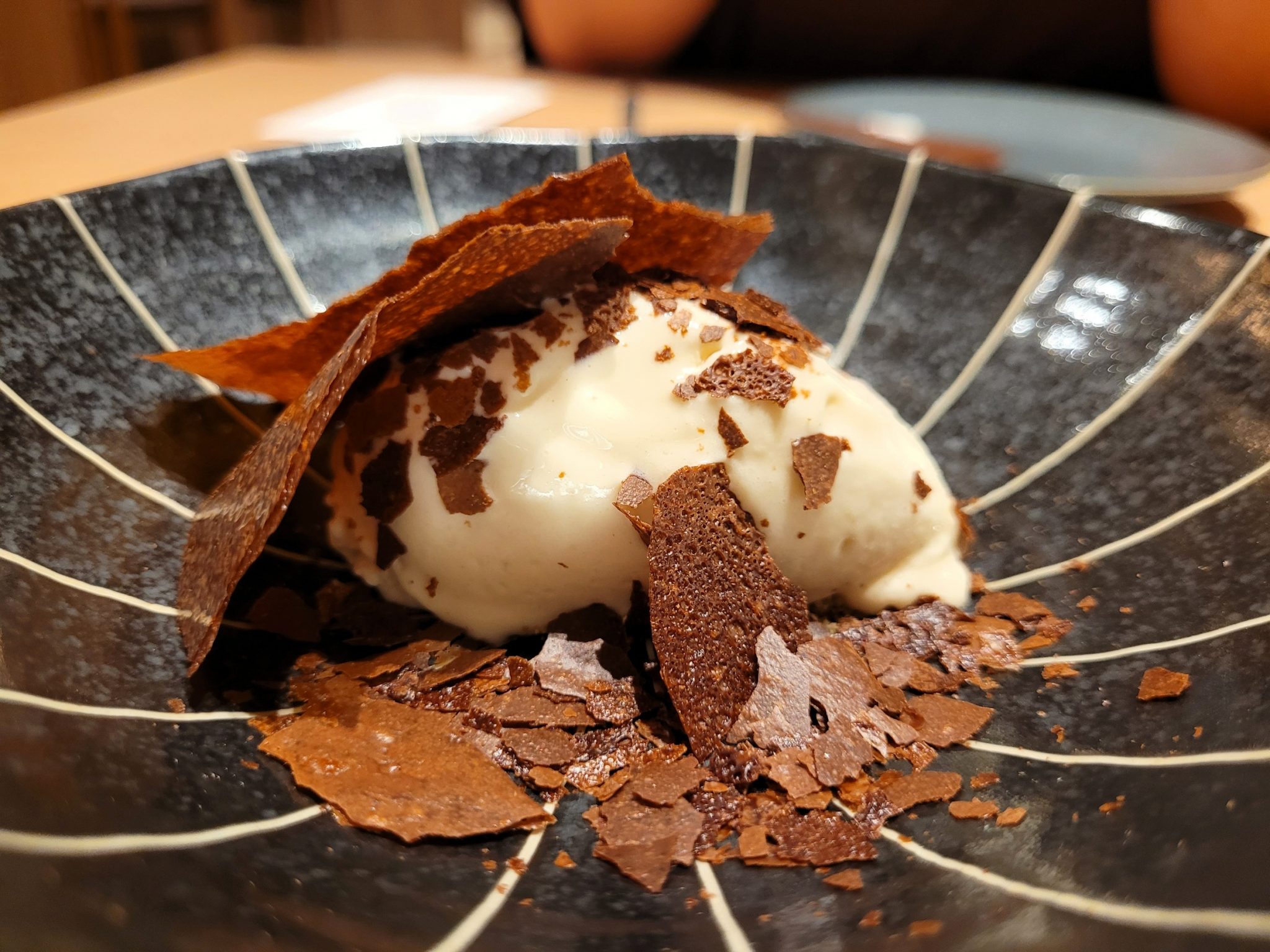 Helado de mantequilla tostada, crumble de avellana y papel de chocolate Zuara Teburu
